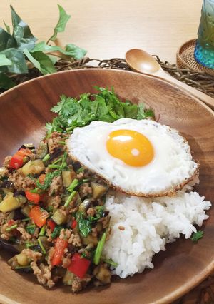 茄子とひき肉のエスニック炒めのっけごはん-レシピのメイン写真
