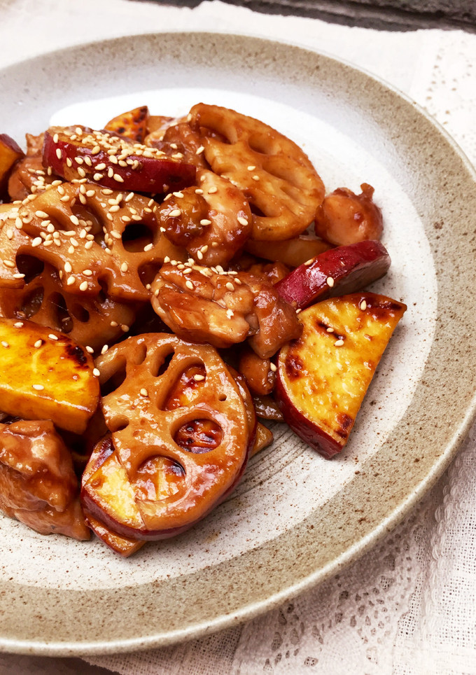 秋の味覚◎さつま芋とれんこんの甘辛炒め-レシピのメイン写真