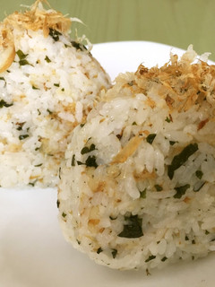 ☆醤油わかめ 鰯節 梅おにぎり-レシピのメイン写真