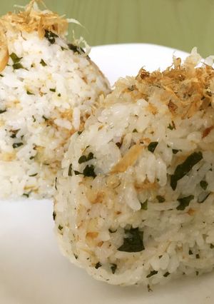 ☆醤油わかめ 鰯節 梅おにぎり-レシピのメイン写真