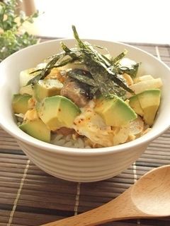 鯖缶とアボカドの卵とじ丼-レシピのメイン写真