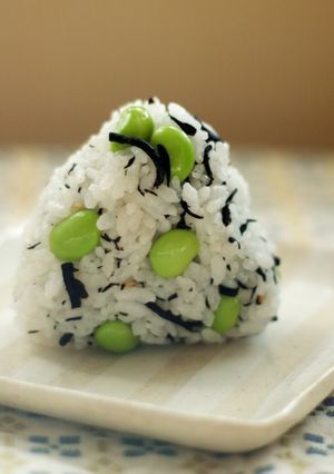 息子が好きなひじきと枝豆のおにぎり-レシピのメイン写真