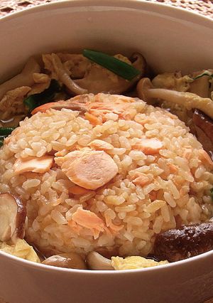 炊き込み生秋鮭炒飯のきのこスープがけ-レシピのメイン写真