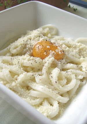 乗せて混ぜるだけ！カルボナーラ釜玉うどん-レシピのメイン写真