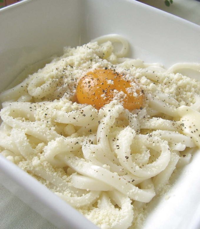 乗せて混ぜるだけ!カルボナーラ釜玉うどん-レシピのメイン写真