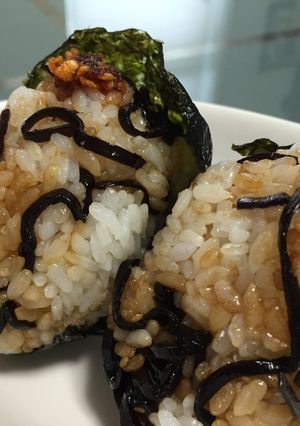 ちょっとピリ辛韓国風♪よろ昆布おにぎり-レシピのメイン写真