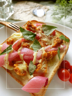 バジル香る❀唐揚げ×赤玉葱のトースト-レシピのメイン写真