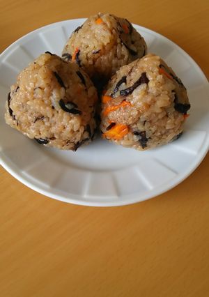 ひじきごはんでよろこんぶおにぎり-レシピのメイン写真