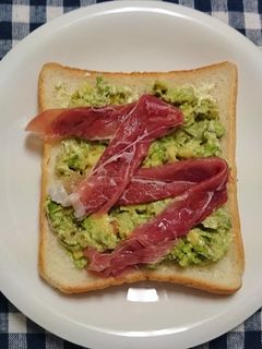 アボカドと生ハムのおしゃれパン!-レシピのメイン写真