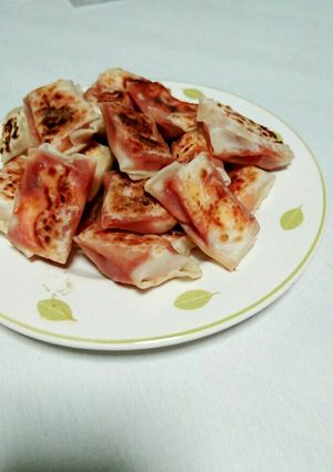 材料3つ！餃子の皮で包み焼きピザ-レシピのメイン写真