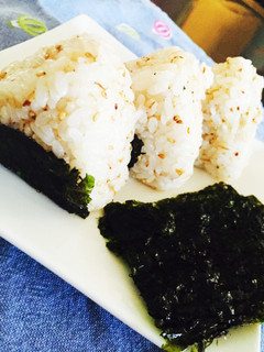 簡単! 胡麻と胡麻油のオイルおにぎり-レシピのメイン写真