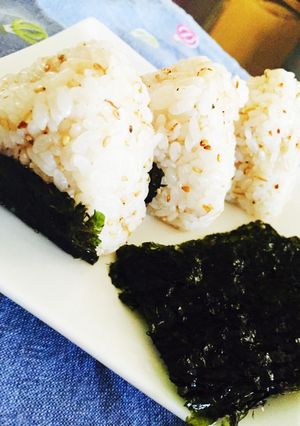 簡単! 胡麻と胡麻油のオイルおにぎり-レシピのメイン写真