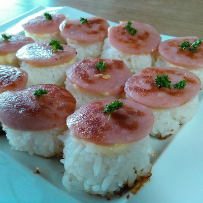 the monsters ぷにぷにチャーム　ソーセージ　おにぎり ソーセージおにぎり by みつばちラップ 【クックパッド】 簡単