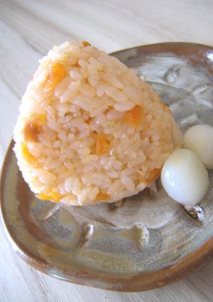 まるで？！カレーライス～♫♬おにぎり-レシピのメイン写真