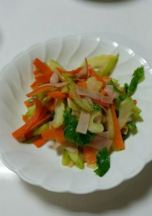 簡単！セロリと人参の炒め物-レシピのメイン写真