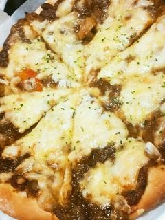 残ったカレーでリメイク❗HBでカレーピザ-レシピのメイン写真