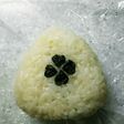 中身は昆布!幸せのよろこんぶおにぎり☆