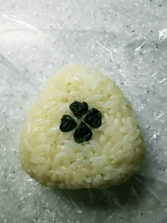 中身は昆布!幸せのよろこんぶおにぎり☆-レシピのメイン写真