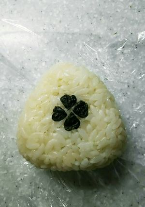 中身は昆布!幸せのよろこんぶおにぎり☆-レシピのメイン写真