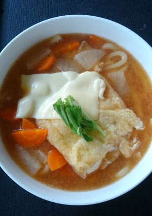チーズのせ！きんちゃく卵の味噌うどん♪-レシピのメイン写真