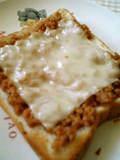 鶏そぼろチーズトースト-レシピのメイン写真