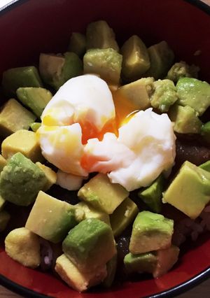 ポーチドエッグマグロアボカ丼-レシピのメイン写真