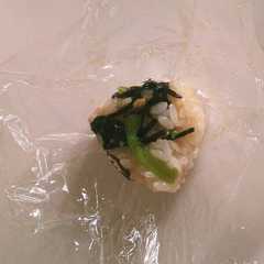 รูปของ 小松菜と昆布おにぎり。