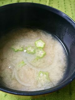 オクラと玉ねぎの味噌汁-レシピのメイン写真