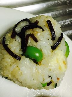 よろこんぶおにぎり☆枝豆チーズ-レシピのメイン写真