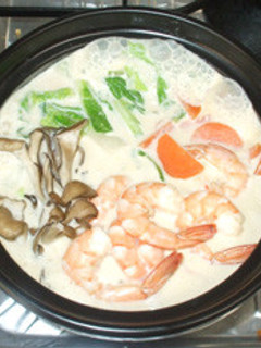 簡単鍋♪海老白菜の味噌牛乳鍋♪牛乳スープ-レシピのメイン写真