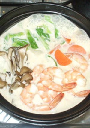 簡単鍋♪海老白菜の味噌牛乳鍋♪牛乳スープ-レシピのメイン写真
