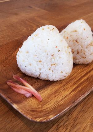 材料4つ!簡単!!ごま油おむすび-レシピのメイン写真