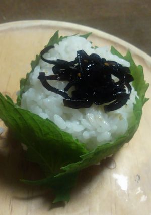 ふじっ子煮と青じそのよろこんぶおにぎり-レシピのメイン写真