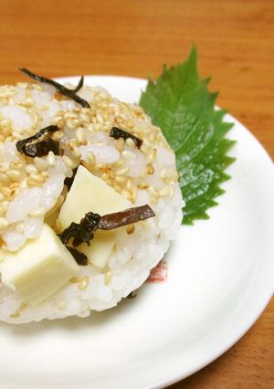 チーズとごまもよろ昆布おにぎり-レシピのメイン写真