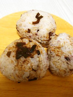 ふじっ子煮のおかか昆布とチーズのおにぎり-レシピのメイン写真