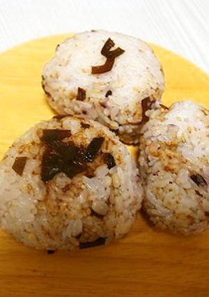 ふじっ子煮のおかか昆布とチーズのおにぎり-レシピのメイン写真