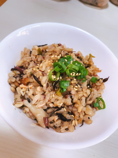 秋に!鮭とひじきと舞茸の炊き込みご飯-レシピのメイン写真