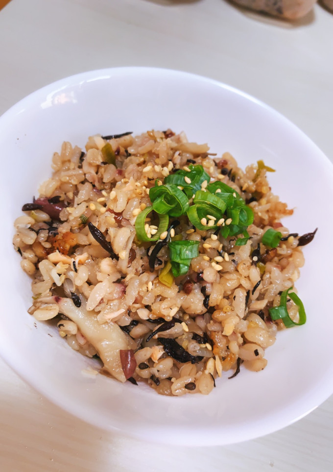 秋に！鮭とひじきと舞茸の炊き込みご飯-レシピのメイン写真