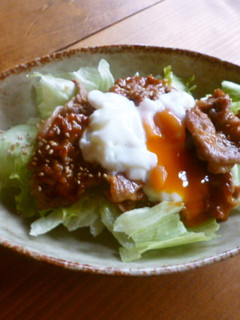 豚肉とレタスの温玉サラダ♪-レシピのメイン写真
