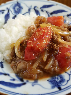 甘辛くて美味しい牛肉とトマトの炒め丼-レシピのメイン写真