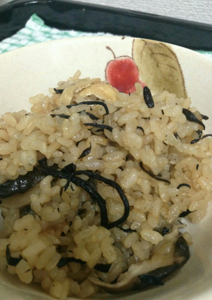 しいたけとひじきの炊き込みごはん-レシピのメイン写真