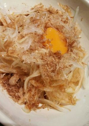 卵黄のせ玉ねぎサラダ-レシピのメイン写真