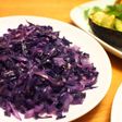 ご飯に合う!紫キャベツと玉ねぎの炒め物
