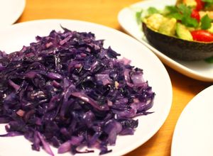 ご飯に合う！紫キャベツと玉ねぎの炒め物-レシピのメイン写真