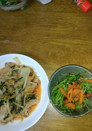 豚キムチ炒めと豆苗炒め-レシピのメイン写真