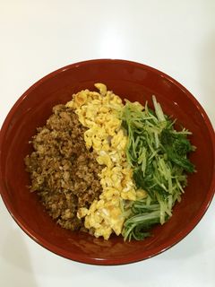 キヌア入りそぼろの三色丼-レシピのメイン写真