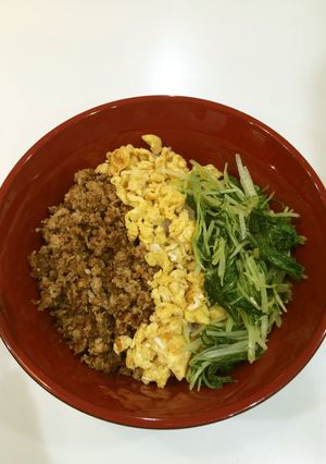キヌア入りそぼろの三色丼-レシピのメイン写真