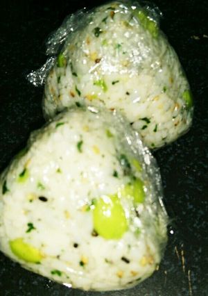 春のおにぎり？枝豆のおにぎりさん-レシピのメイン写真