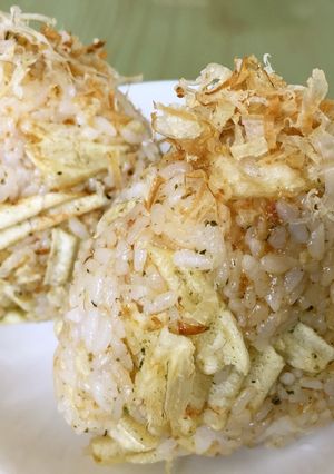 ☆厚切りポテトチップス おかか梅おにぎり-レシピのメイン写真