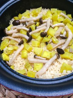 鍋で炊く✨さつまいもとシメジ炊き込みご飯-レシピのメイン写真